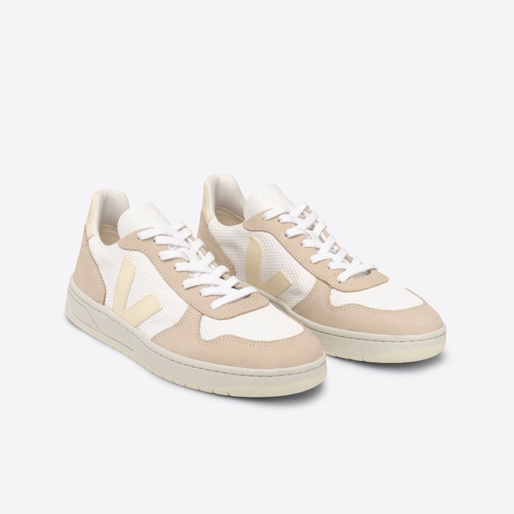 Veja V-10 Alveomesh in White Butter Almond, US 6
